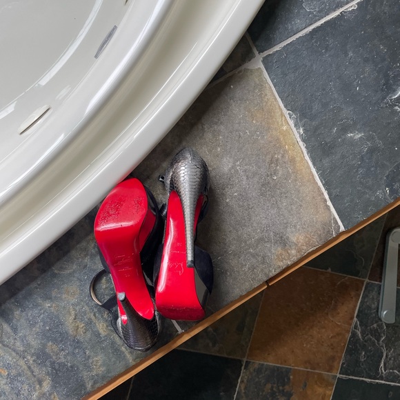 Like new Louboutin peep toe pump - Picture 6 of 7
